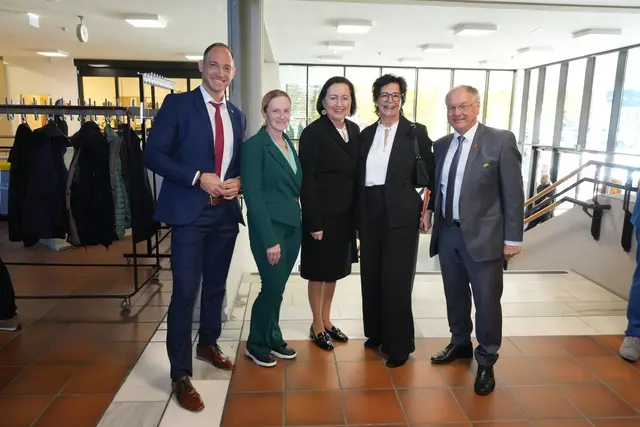 Von links: Direktorstellvertreter Prof. Mag. Gerald Raser, SQM MMag.a Christine Pichler (Schulqualitätsmanagement), Bildungsdirektorin HR BEd Elisabeth Meixner, Direktorin Mag.a Astrid Winkler und Bürgermeister Prof. Ing. Josef Ober. | Foto: Nicole Schawill