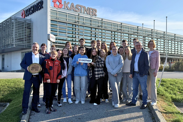Herwig Gruber (Geschäftsführer KASTNER Gruppe, links), Christof Kastner (geschäftsführender Gesellschafter KASTNER Gruppe, rechts) und Vanessa Futterknecht-Flicker (Bereichsleiterin Personalmanagement, rechts) freuen sich über den gelungenen Lehrlingserlebnistag in der KASTNER Zentrale in Zwettl. | Foto: Firmengruppe Kastner