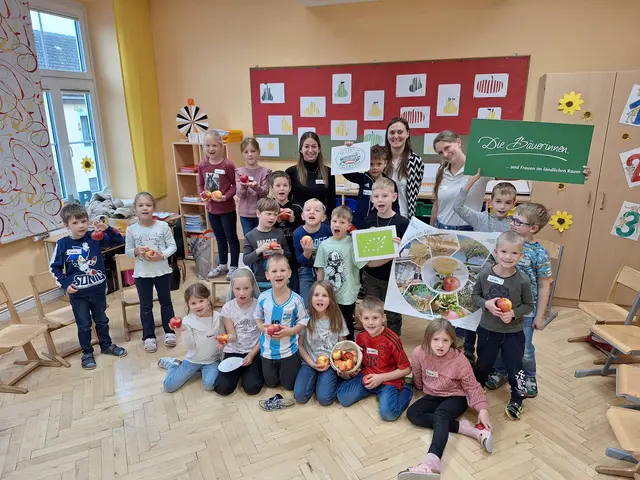 Die Bäuerinnen aus dem Gebiet Dobersberg besuchten im Rahmen des Schulaktionstages gestern die Volksshule Gastern: Thema war diesmal dder Apfel. | Foto: Bäuerinnen im Gebiet Dobersberg