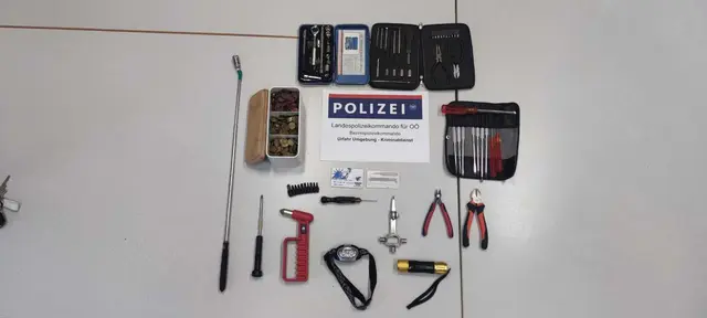 Der 33-Jährige war bestens mit Einbruchswerkzeug ausgestattet, das die Polizei beschlagnahmte. | Foto: Polizei