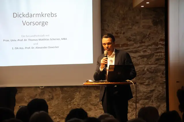 Thomas-Matthias Scherzer referierte darüber, wie wichtig die richtige Dickdarmkrebsvorsorge ist.  | Foto: Schauer