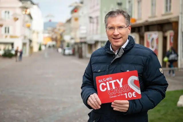 „Von der Rabatt-Aktion profitieren alle, sie ist ein Gewinn für Handel und Kunden“, betont Bürgermeister Martin Kulmer. | Foto: Stadt St. Veit