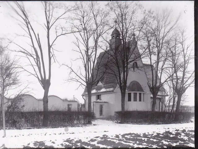 Ansicht 1920 von der Leichenhalle und Friedhofmauer in Bad Hall. Fotoarchiv Stadtmuseum Bad Hall