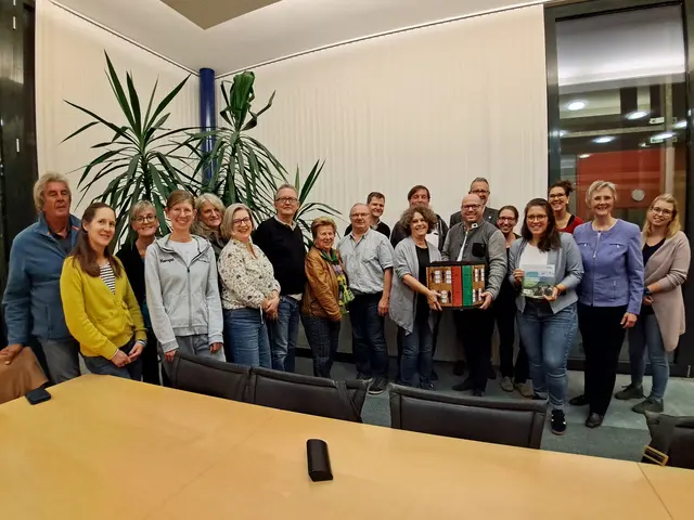 Bürgermeister Markus Mentl-Weigl und Marianne Ertl halten die Klima-Escape-Box, weiters von li: Herbert Pfaffstätter (Naturfreunde), Sybille Stein (Radlobby), Eva Böhm, Daniela Iser-Quirgst (Union), Ursula Grill (NMS, Klimabündnisschule), Gabriele Oberndorfer (Bibliothek), Werner Ertl (Museumsgesellschaft),
Waltraud Janka (Senioren), GR Andreas Ballenstorfer, Franz Steiner (Marchfeldkanalgesellschaft, Klimabündnisbetrieb), GR Franz Spehn, Michael Hörtner (Fa. raymann kraft der sonne, Klimabündnisbetrieb), Julia Harbich (Umwelt-Gemeinderätin, Aderklaa), Michaela Aschenbrenner (Klimabündnis), GR Jessica Ennsbacher, e5-Teamleiterin Bettina Bergauer, Melanie Irschik (Kindergartenleiterin) | Foto: Christa Pfaffstätter