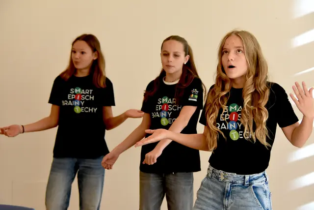 Die Schülerinnen und Schüler der Musikmittelschule Weiz eröffneten mit einem MINT-Song. | Foto: MeinBezirk/Helmut Riedl