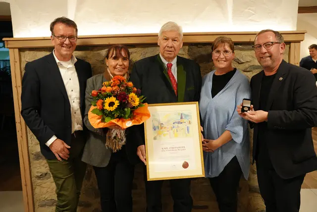 v.l. Vbgm. Josef Mairhofer, Gerda Streitwieser, Karl Streitwieser, Vbgm. Eva Bischofer, Bgm. Hansjörg Obinger | Foto: Stadtgemeinde/Burger