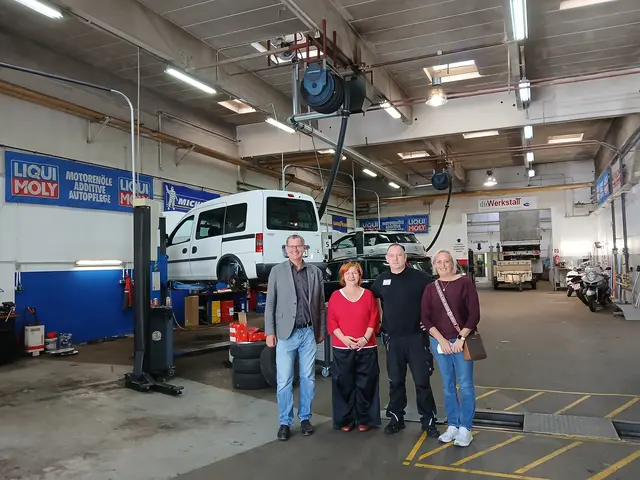 Bezirksvorsteher Georg Papai und Bezirksrätin Claudia Lechner (beide SPÖ) überzeugten sich vor Ort vom Engagement des Teams in der „Werkstatt“. | Foto: BV 21