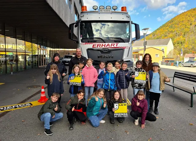  Inspektorin Simone Weber (Polizei Gloggnitz), Johannes Rein (H.-J. Erhart GmbH) und Klassenlehrerin Elke Heinfellner mit Kindern der 3b. | Foto: privat