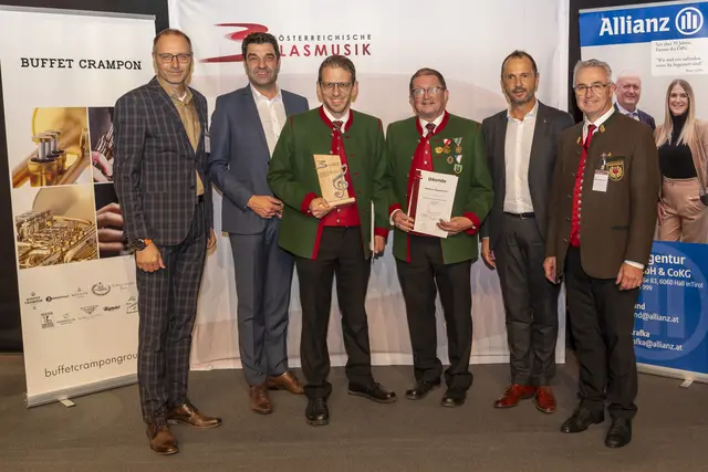 Bei der Preisverleihung: 
Gerhard Formann, Landeskapellmeister NÖ; 
Bernhard Thain, Landesobmann NÖ; 
Gerhard Gruber, Kapellmeister MV Sieghartskirchen; 
Bernhard Hilbinger, Ehrenkapellmeister und Musiker MV Sieghartskirchen; 
Helmut Schmid, Bundeskapellmeister; 
Elmar Juen, Landesobmann Tiroler Blasmusikverband | Foto: Bernd Golas
