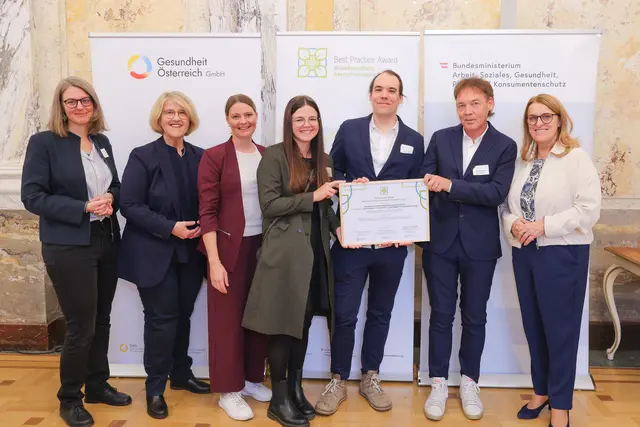 Eine Abordnung des Rehazentrums Ederhof rund um GF Robert Weiselbraum (2.r.) holte sich den Preis in Wien ab. | Foto: Ederhof