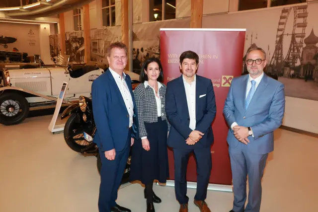 Beim Investmentabend in Mattsee (v.l.n.r.): Herbert Geiersperger (Geschäftsleiter und Vorstand RB Salzburger Seenland), Beate Hammer (Private Banking, RB Salzburger Seenland), Valentin Hofstätter (Raiffeisen Capital Management) und Herbert Kersch (Leiter Private Banking, RB Salzburger Seenland). | Foto: RB Salzburger Seenland/Neumayr