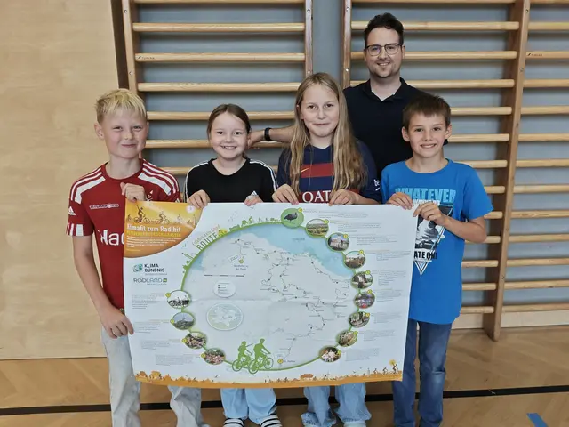 MS Martinsberg: Die 1. Klasse der MS Martinsberg sammelte viele autofreie Schulwege: Platz 1 bei „Klimafit zum Radlhit“. Am Foto v.l.n.r.: Lorenz Temper, Carina Kristen, Amelie Hackl, Pädagoge Christian Mayer, Marcel Strasser. | Foto: Tanja Trinkl, MS Martinsberg