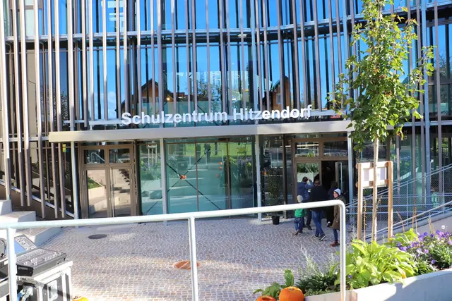 Die moderne Architektur gibt dem Schulzentrum ein lichtdurchflutetes Aussehen. Hier der Eingangsbereich, der wie das ganze Gebäude barrierefrei ist. | Foto: Edith Ertl