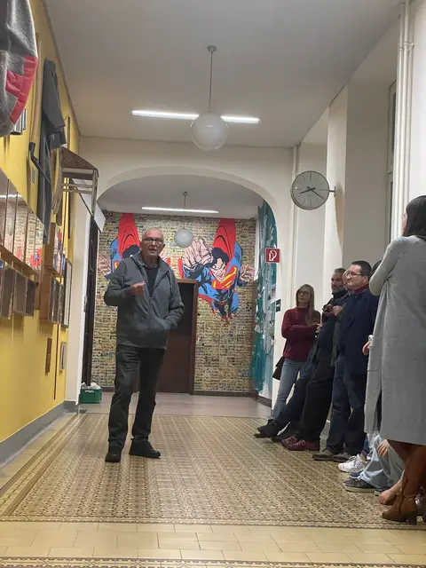 Franz Part spricht über die Kunstwerke in den Schulgängen. | Foto: Freundinnen und Freunde des BG/BRG Waidhofen/Thaya