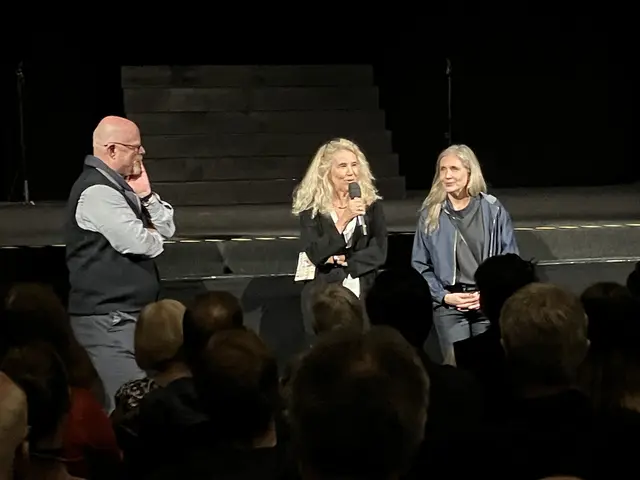 Links Stadtrat Stephan Schimanowa, in der Mitte Connect Mödling Obfrau Frederike Demattio | Foto: Stockmann