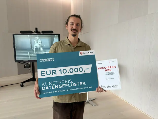 Im Rahmen einer feierlichen Preisverleihung im UMAK – Universität Mozarteum am Kurgarten, wurde der Salzburg AG-Kunstpreis an Lukas Stangl verliehen. | Foto: Lisa Gold