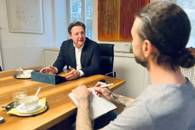 Bürgermeister Günther Albel (SPÖ) und Redakteur Peter Kleinrath (RegionalMedien/MeinBezirk.at) im Gespräch | Foto: Stadt Villach/Kofler