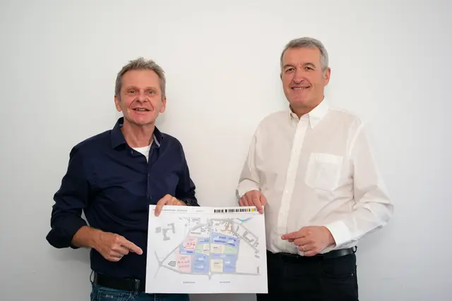 Martin Panzenböck und Karl Rudischer präsentieren ein Wohnprojekt. | Foto: Santrucek