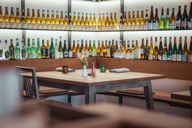 In der Weinbank in Ehrenhausen lässt es sich mit einem Glaserl Wein gut aushalten. | Foto: TV Südsteiermark/Maximilian Gotthard