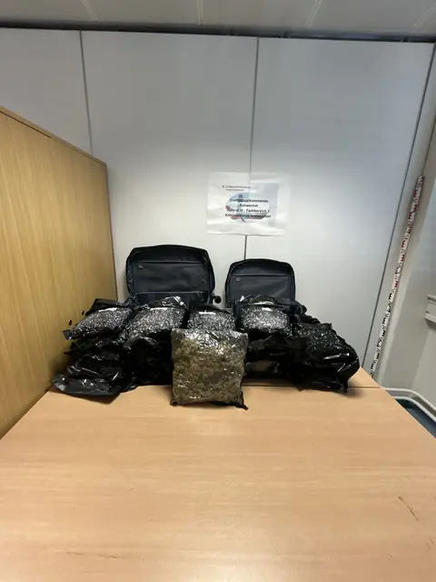 Aufgeflogen: Am Flughafen Wien wurden rund 25 Kilogramm Cannabiskraut sichergestellt. Diese haben eine lange Reise hinter sich. | Foto: LPD NÖ/SPK Schwechat