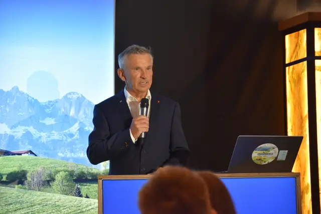 Johannes Adelsberger wurde für insgesamt 35 Jahre Tourismusverband geehrt. In den letzten 15 Jahren bekleidete er das Amt des Obmanns. | Foto: Barbara Fluckinger