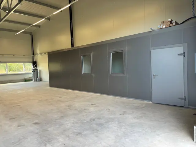 Die Hallen verfügen über einen Büroanteil sowie Dusch- und Sanitäranlagen. | Foto: Almer