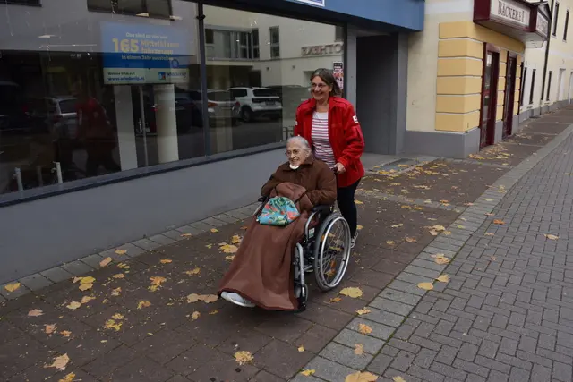 Erika Ebner liebt den Kontakt zu Menschen und die Gespräche. | Foto: MeinBezirk/Dominik Lach