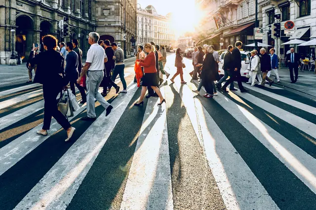 Wer auf das Auto verzichtet und zu Fuß geht, schützt nicht nur die Umwelt, sondern stärkt auch nachweislich die eigene Gesundheit und beugt chronischen Erkrankungen vor.
 | Foto: Jacek Dylag/Unsplash
