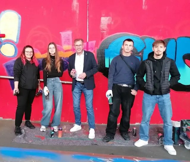 Bürgermeister Christian Deleja-Hotko finanziert das Projekt aus Verfügungsmitteln und freut sich über die gelungene Neugestaltung. | Foto: Stadtamt Enns