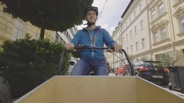 Unter dem Motto "Einfach und kostenlos ein Lastenrad leihen" bieten die Bewohnerservice-Stellen kostenlose Leihlastenräder an. Der Filmemacher Markus Bachofner hat diesen Service getestet und seine Erfahrungen in einer kurzen Dokumentation festgehalten. 