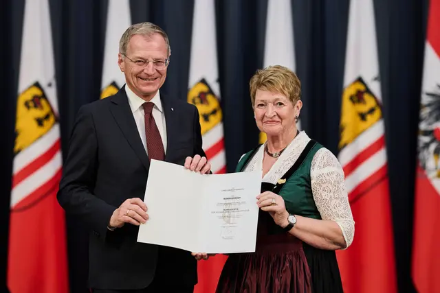 Landeshauptmann Thomas Stelzer und Monika Berger. | Foto: Land OÖ/Peter Mayr