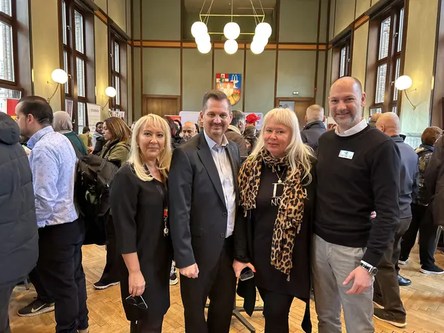 Vor Ort waren auch namhafte Personen, v. l.: Elke Danner, WKO-Bezirksmanagerin für den 10. und 15. Bezirk, Bezirksvorsteher Marcus Franz (SPÖ), Projektleiterin Monika Wollny und Franz Bliem vom AMS. | Foto: Patrick Höflsauer