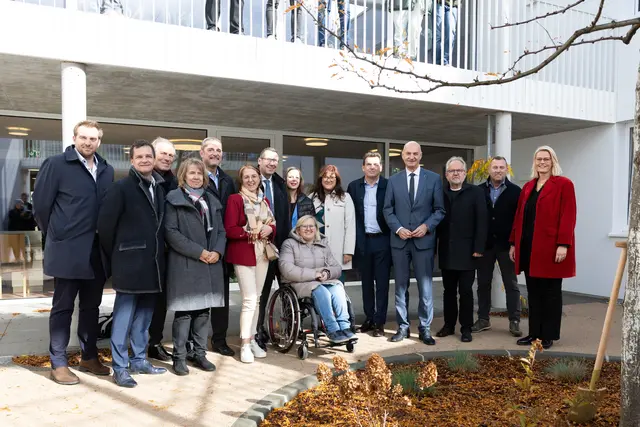 In Anwesenheit von Sozial-Landesrat Christian Dörfel (4.v.r.), Nationalratsabgeordneten Michael Fürtbauer (5.v.r.) (in Vertretung von Landeshauptmann-Stellvertreter Manfred Haimbuchner), Klubobfrau Sabine Engleitner-Neu (6.v.r.), Bürgermeister Markus Vogl (7.v.l.), dem Vorsitzenden der Volkshilfe OÖ Vizebürgermeister Michael Schodermayr (3.v.r.), der Geschäftsführerin der Volkshilfe lebensART GmbH Edith Zankl (4.v.l.) und zahlreichen weiteren Gäste wurde das neue Wohnhaus in Steyr eröffnet.  | Foto: Land OÖ/Haag