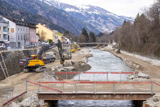 Mit der Niedrigwasserphase im Oktober starteten in Lienz die Arbeiten zum 3. Bauabschnitt des Hochwasserschutzprojektes in der Isel. | Foto: Stadt Lienz/Brunner Images