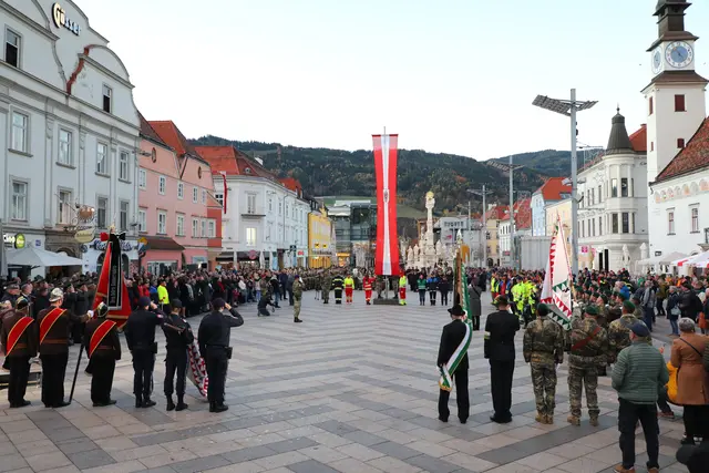Die Flaggenparade stellte den kommenden Nationalfeiertag in den Mittelpunkt und vereinte eine beeindruckende Vielfalt von Organisationen. | Foto: Armin Russold