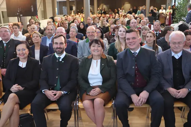 Unter großer Beteiligung der Bevölkerung feierten die Eröffnung des Schulzentrums Bildungsdirektorin Elisabeth Meixner (li), LAbg. Stefan Resch, LH-Stv. Manuela Khom, Bgm. Thomas Gschier und Pater Paulus Kamper. | Foto: Edith Ertl