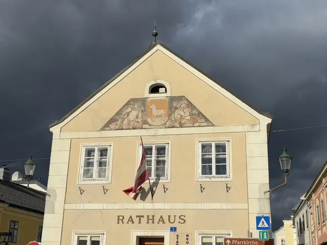 Schon einmal gefragt, was dieses Grafito auf der Fassade des alten Rathauses von Neulengbach bedeutet? | Foto: Lauren Fahrenberger / MeinBezirk