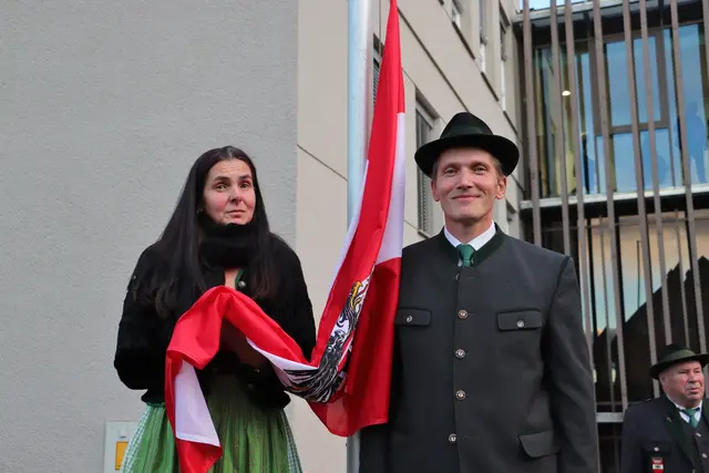 Andrea Ehgartner und Franz Hanabick jun. vor dem Hissen der Fahne. | Foto: Edith Ertl