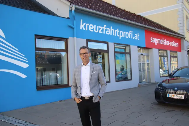 Kreuzfahrtprofi und Reisebüro-Chef Andreas Sagmeister hat mit seinen Geschäftsräumlichkeiten einen neuen Standort am Hauptplatz bezogen. | Foto: Martin Wurglits