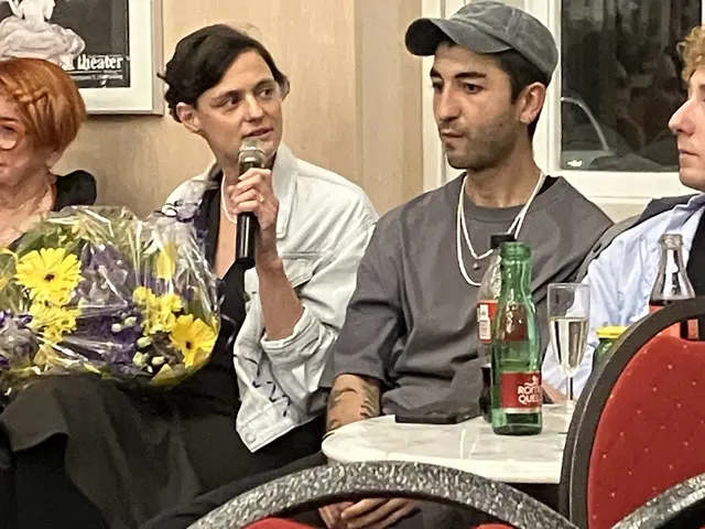 Rechts mit Kappe Lotfullah Yusufi, neben ihm Regisseurin Anna Manzano | Foto: Stockmann