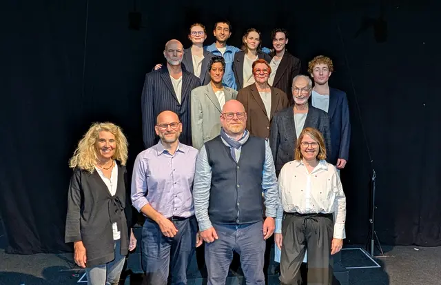 Vorne von links: Frederike Demattio, Vizebürgermeister Rainer Praschak, Kultur-Stadtrat Stephan Schimanowa, rechts Stadträtin für Personalangelegenheiten Barbara Kreuzer, dahinter das Schauspielenssemble, eine freie Gruppe des Burgtheaters. | Foto: Stadtgemeinde Mödling/Christian Böger