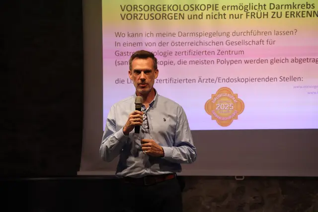 Alexander Daxecker zeigte anhand zahlreicher Bilder, wie die Entwicklung von Darmkrebs im Körper voranschreitet. | Foto: Schauer