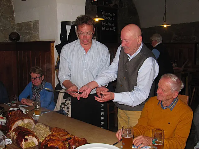 Ausflug nach Murnau - zur Wieskirche und einer Bootfahrt am Staffelsee
Spanferkel-Essen im Griesbräu - Obm.Hans Ramsauer !