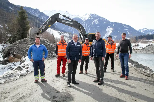 (Archivfoto) LR Josef Schwaiger beim Lokalaugenschein in Neukirchen am Großvenediger. Sofortmaßnahmen plus Zusatzprojekte sollen den Hochwasserschutz optimieren. | Foto: Land Salzburg/Melanie Hutter