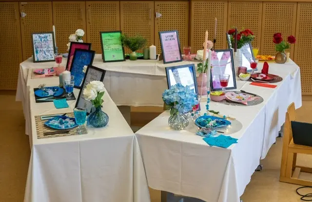 In Kleingruppen gestalteten die Schülerinnen individuelle Tischgedecke, die das Leben, Werk und die kulturelle Bedeutung „ihrer“ Komponistin widerspiegeln.  | Foto: MMS Abtenau