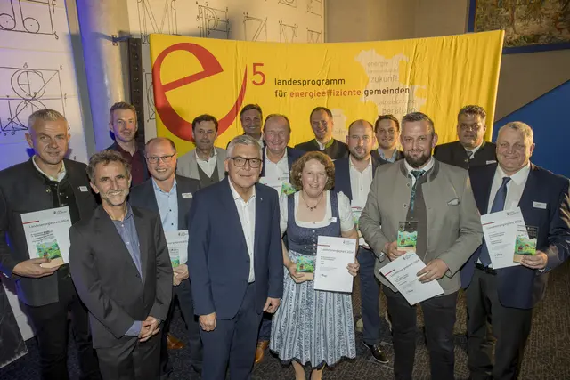 (Archivfoto) Landesrat Josef Schwaiger (6. v. li.) überreichte hier den Landesenergiepreis in der Kategorie „Erneuerbares Heizen im Gemeindegebiet“ an Salzburger Gemeinden. | Foto: Land Salzburg/Neumayr/Leopold,