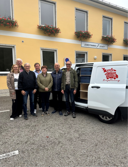 Um dem steigenden Bedarf gerecht zu werden, wurde ein eigenes Auslieferungsfahrzeug angeschafft. | Foto: Marktgemeinde Ampflwang