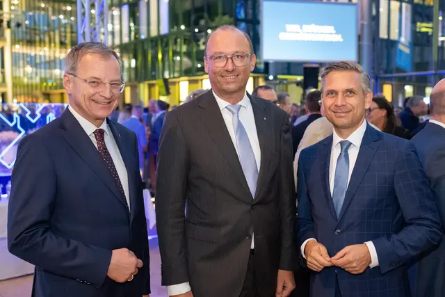Von links: Landeshauptmann Thomas Stelzer (ÖVP), RLB OÖ-Generaldirektor Reinhard Schwendtbauer, Wirtschaftsminister Wolfgang Hattmannsdorfer (ÖVP). | Foto: RLB OÖ