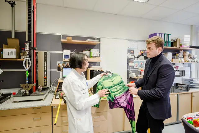 Landesrat Stefan Kaineder mit der Leiterin des AGES Labors in Linz, Daniela Schachner. | Foto: Land OÖ/Dedl
