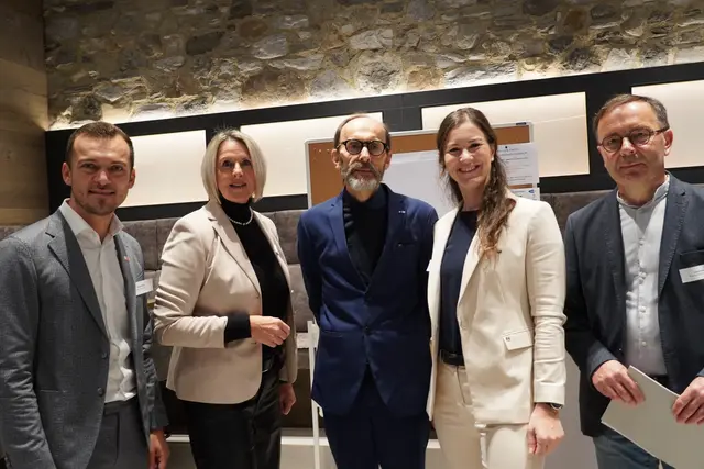 v.l.: Samed Aksu Leiter (AK Bischofshofen), Brigitte Gruber (Leiterin des Service für Unternehmen im AMS Bischofshofen), Thomas Burgstaller (Leiter AMS Bischofshofen), Juli Kröll (interimistische Leiterin des AMS Salzburg, stv. Landesgeschäftsführerin) , Josef Felser (Leiter WKS Pongau) | Foto: Johannes Brandner